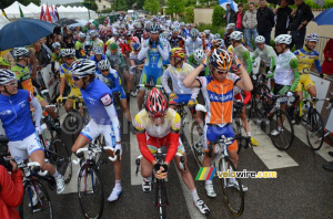 The peloton ready for the start (388x)