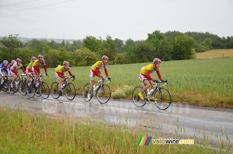 The team of the yellow jersey leading the peloton