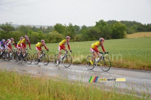 The team of the yellow jersey leading the peloton (360x)