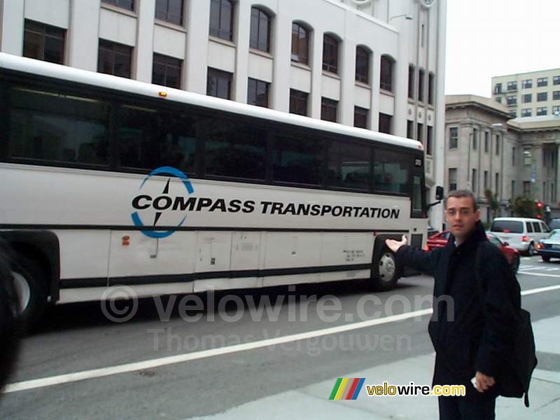 [San Francisco] - Denis bij de bus Compass Transportation