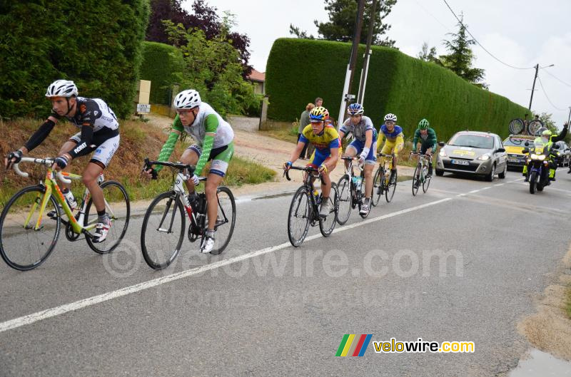 Sébastien Duret (Bretagne-Schuller) et les autres coureurs de l'échappée