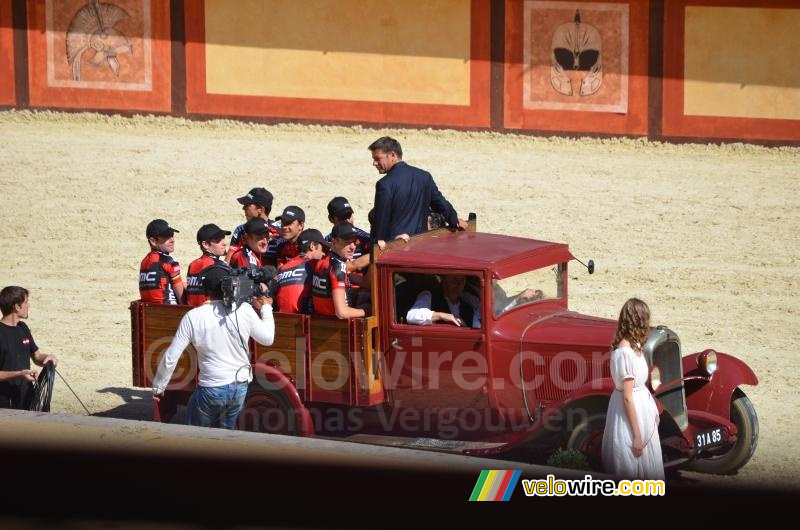 BMC Racing Team arrive dans une voiture collector