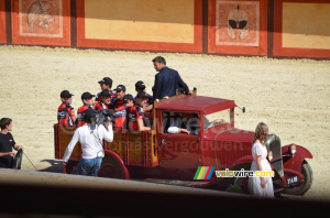 BMC Racing Team arrives in an old car (384x)