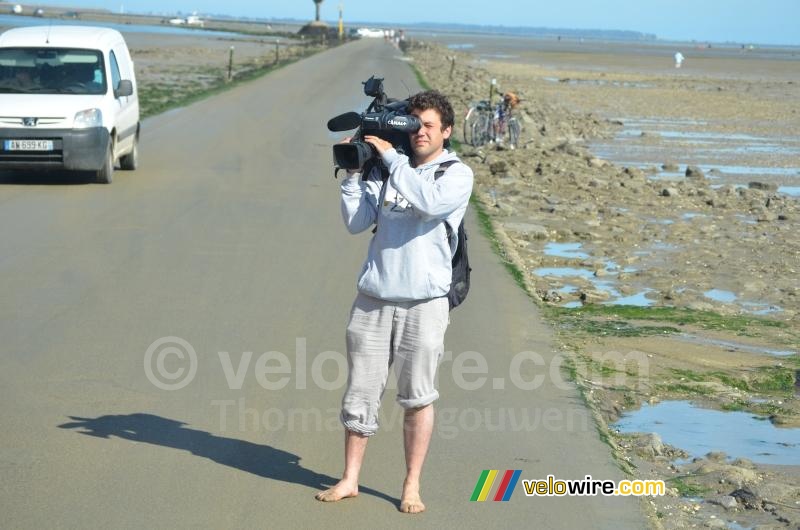 Een cameraman op de Passage du Gois