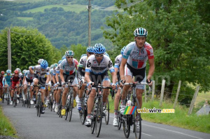 Sebastian Lang and Julian Dean leading the peloton (443x)