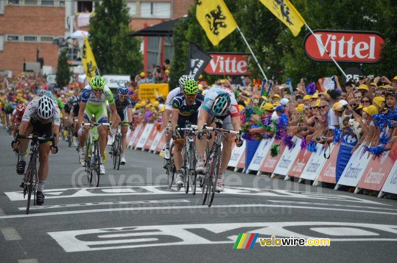 André Greipel (Omega Pharma-Lotto) wins ahead of Mark Cavendish