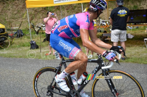 Danilo Hondo (Lampre-ISD) watches the race on TV (481x)