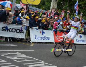Thor Hushovd (Team Garmin-Cervélo) wins the stage in Gap (554x)