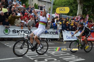 Thor Hushovd (Team Garmin-Cervélo) wins the stage in Gap ahead of Edvald Boasson Hagen (548x)