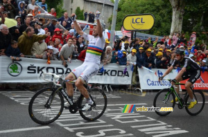 Thor Hushovd (Team Garmin-Cervélo) wins the stage in Gap ahead of Edvald Boasson Hagen (715x)