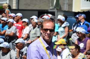 Christian Prudhomme and the spectators of the Tour de France (677x)