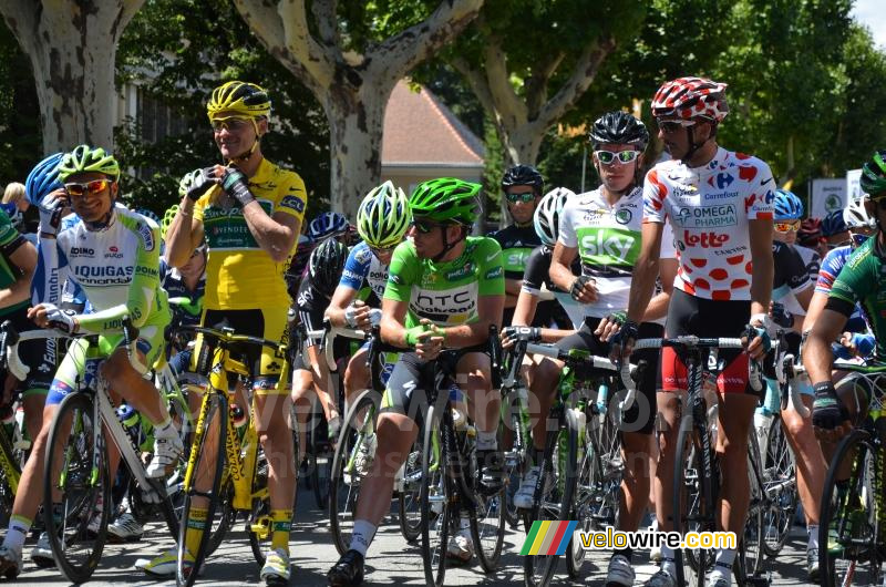 Les maillots jaune, vert, blanc et à pois prêts pour le départ