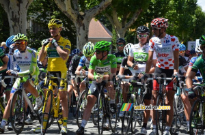 Les maillots jaune, vert, blanc et à pois prêts pour le départ (432x)